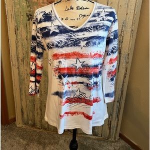 NWOT Jess & Jane 3/4 Sleeve Tee Size Medium. Pattern is Freedom Ring